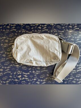 lululemon athletica Men's Light Gray Belt Bag with Subtle Logo